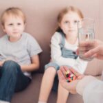 Dajemo odgovor na pitanje kako se lekovi primenjuju kod dece i adolescenata, koje su njihove prednosti a koje posledice.