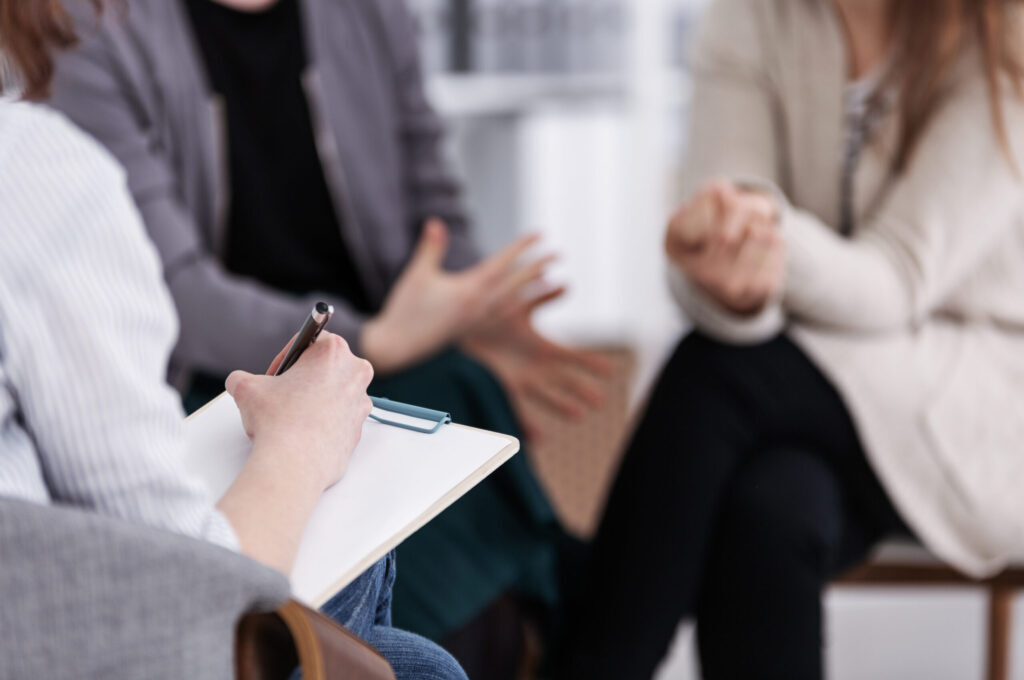 Interpersonalna psihoterapija nam pomaže da osvestimo gde grešimo u komunikaciji i da tako poboljšamo odnose sa drugima.