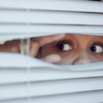 Paranoidni poremećaj ličnosti karakteriše preterana osetljivost na odbacivanje, sumljičavost i tendencija da se pogrešno tumače i iskrivljuju događaji.