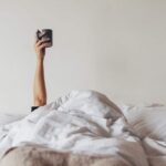 Količina sna neophodna svakom od nas zavisi od mnogih činilaca. Odojčadima je potrebno 16 sati dnevno, adolescentima oko 9 sati a odraslima 8 sati.