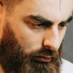 Depresija kod muškaraca može se manifestovati na različite načine, a razumevanje ovih manifestacija je ključno za pružanje odgovarajuće pomoći i podrške.